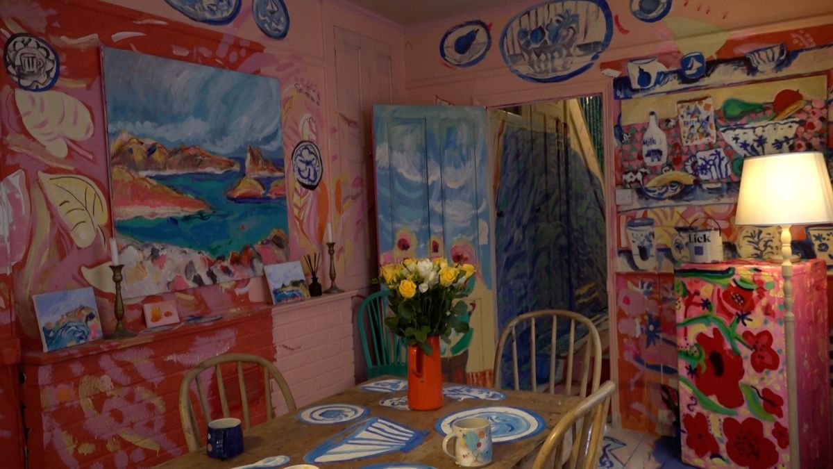 Domov jako plátno. Výtvarnice pokryla malbami každý centimetr svého domu, teď ho prodává